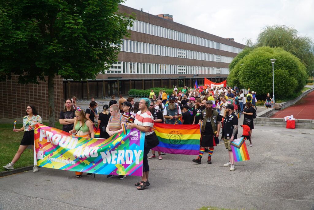 Samling av människor som ska gå i en Prideparad i Finspång 2022